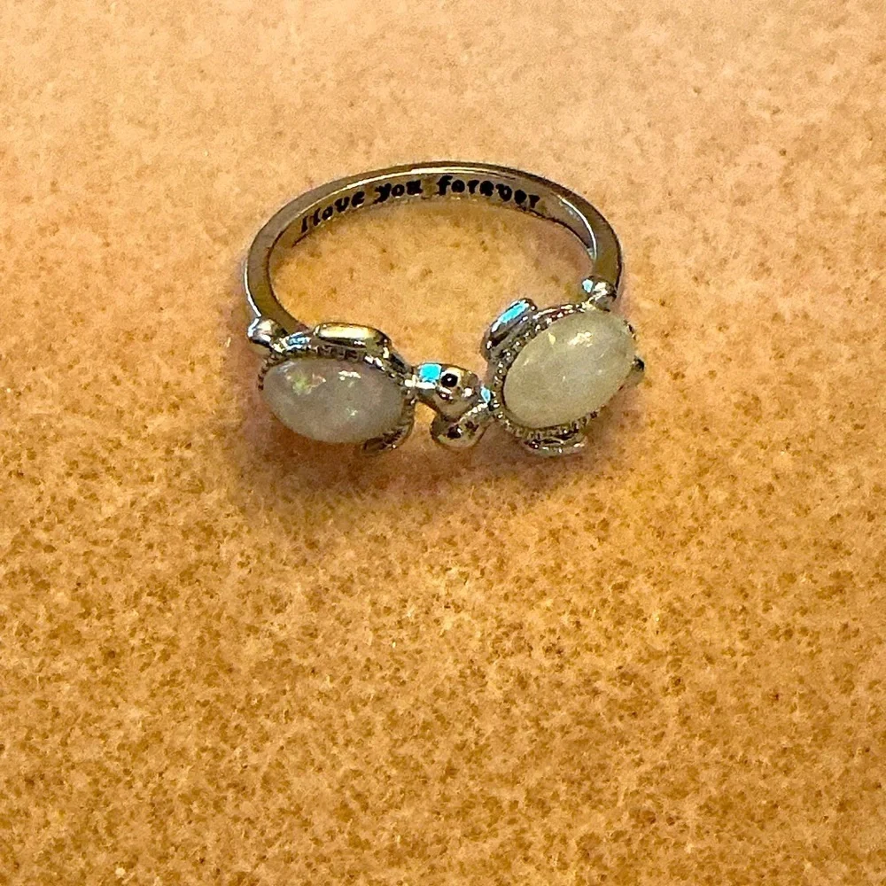 Beautiful adjustable ring, Brand New!